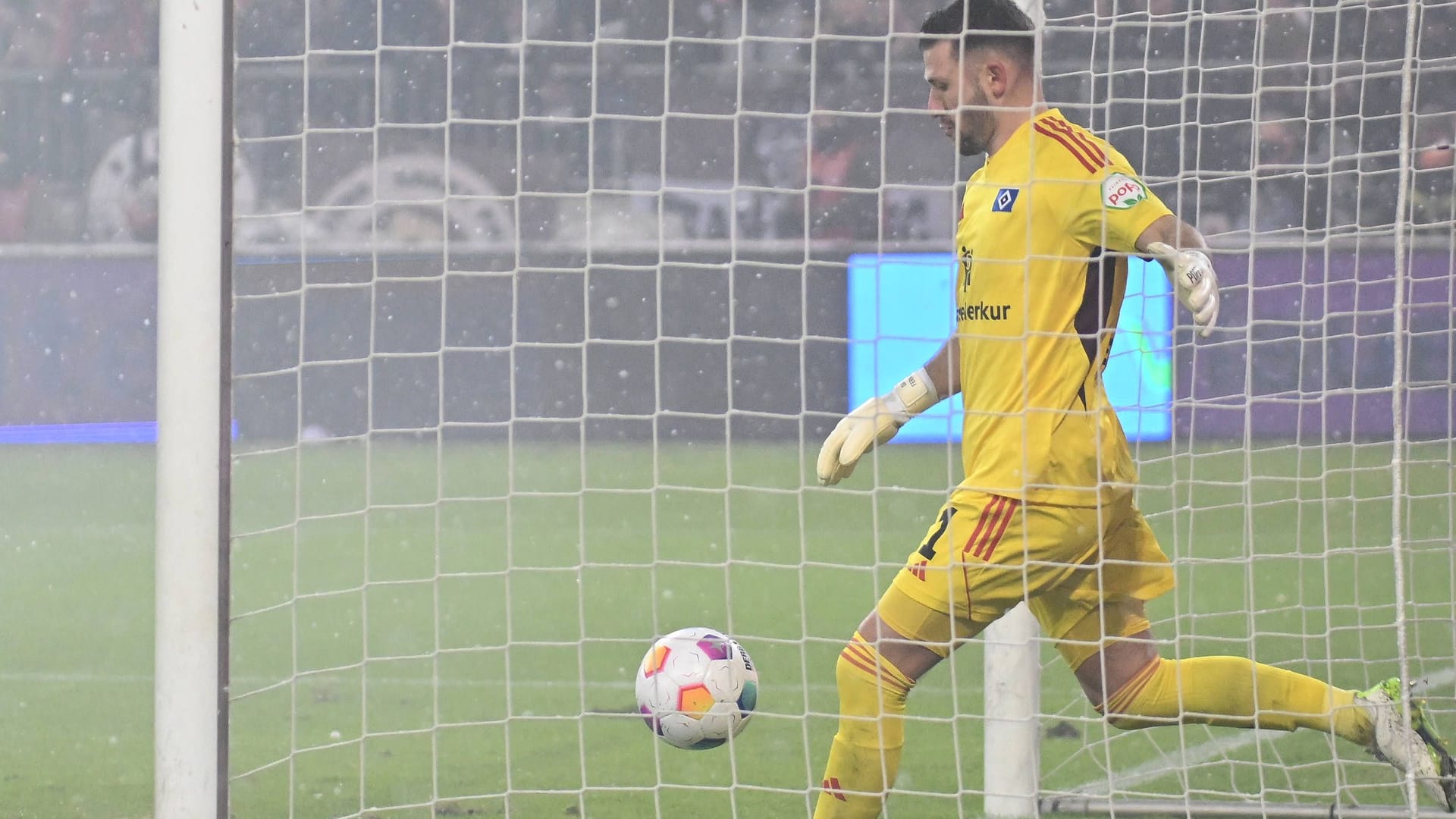 Daniel Heuer Fernandes vom Hamburger SV erlebte eine üble erste Hälfte.