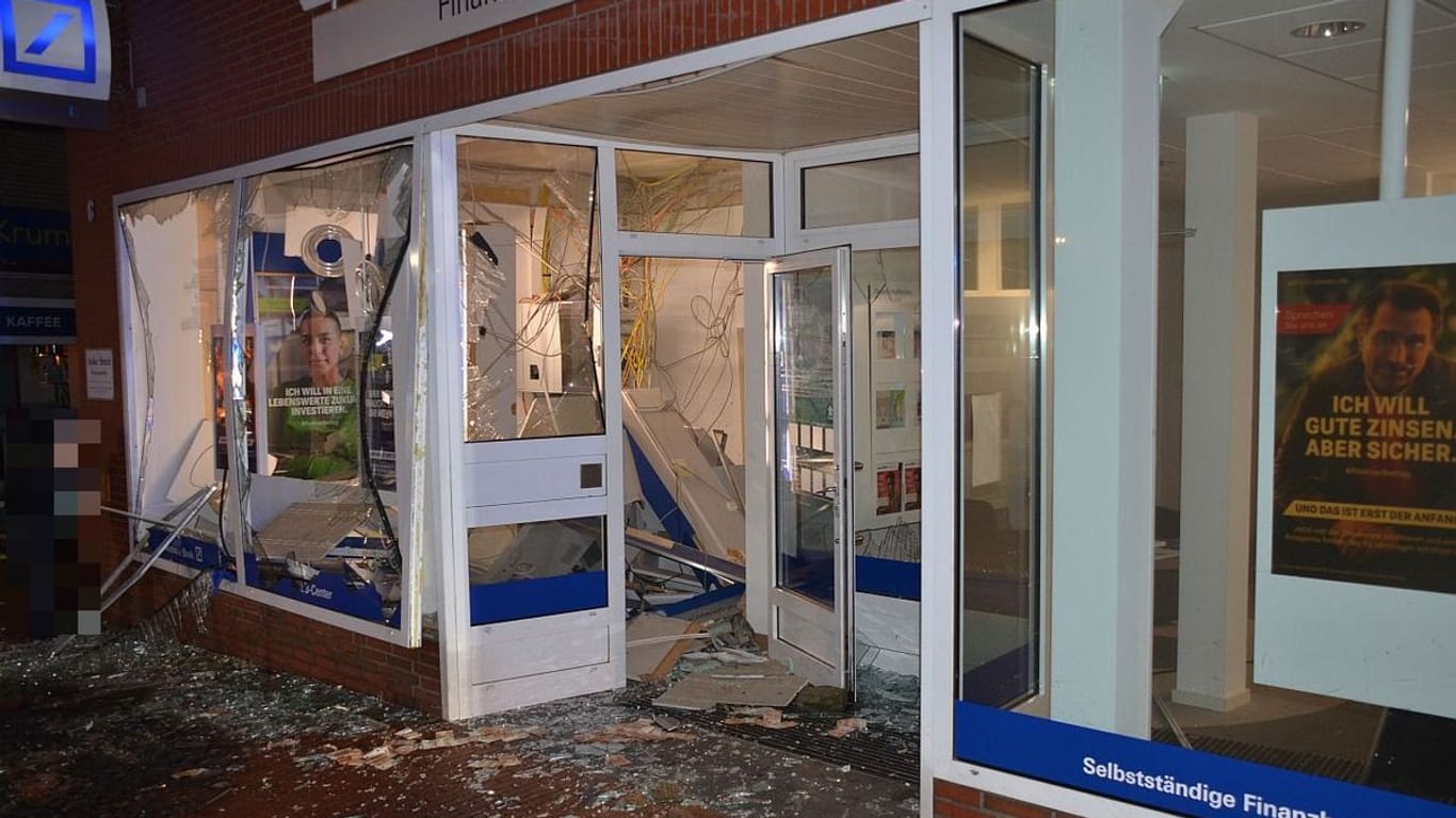 Eine beschädigte Filiale der Deutschen Bank in Harsefeld. Unbekannte sprengten dort einen Geldautomaten.