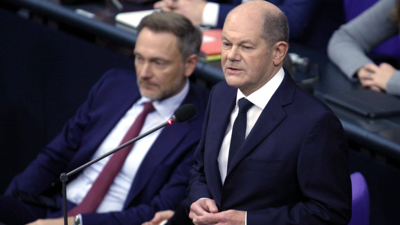 Bundeskanzler Olaf Scholz, im Hintergrund Finanzminister Christian Lindner (Archivbild): Die Ampelregierung wird den Haushalt erst im kommenden Jahr beschließen.