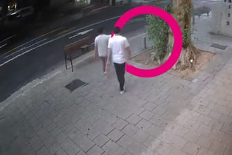 Beschuss der Hamas: Hier schlägt eine Rakete direkt vor zwei Fußgängern in Tel Aviv ein.