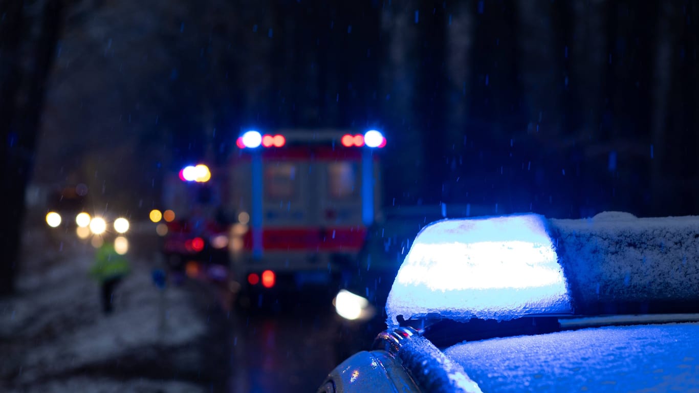 Rettungseinsatz (Symbolfoto): Bei Hamburg wurden in einer Flüchtlingsunterkunft sechs Menschen verletzt.