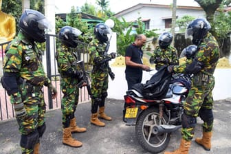 Sri Lanka: Spezialeinheiten der Polizei nahmen bei einem Anti-Drogen-Einsatz 15.000 Verdächtige fest.