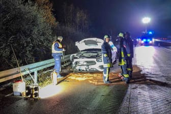 Crash zwischen dem Schkeuditzer Kreuz und Wiedemar auf der A9: Die beiden Autofahrer wurden vom Rettungsdienst untersucht.