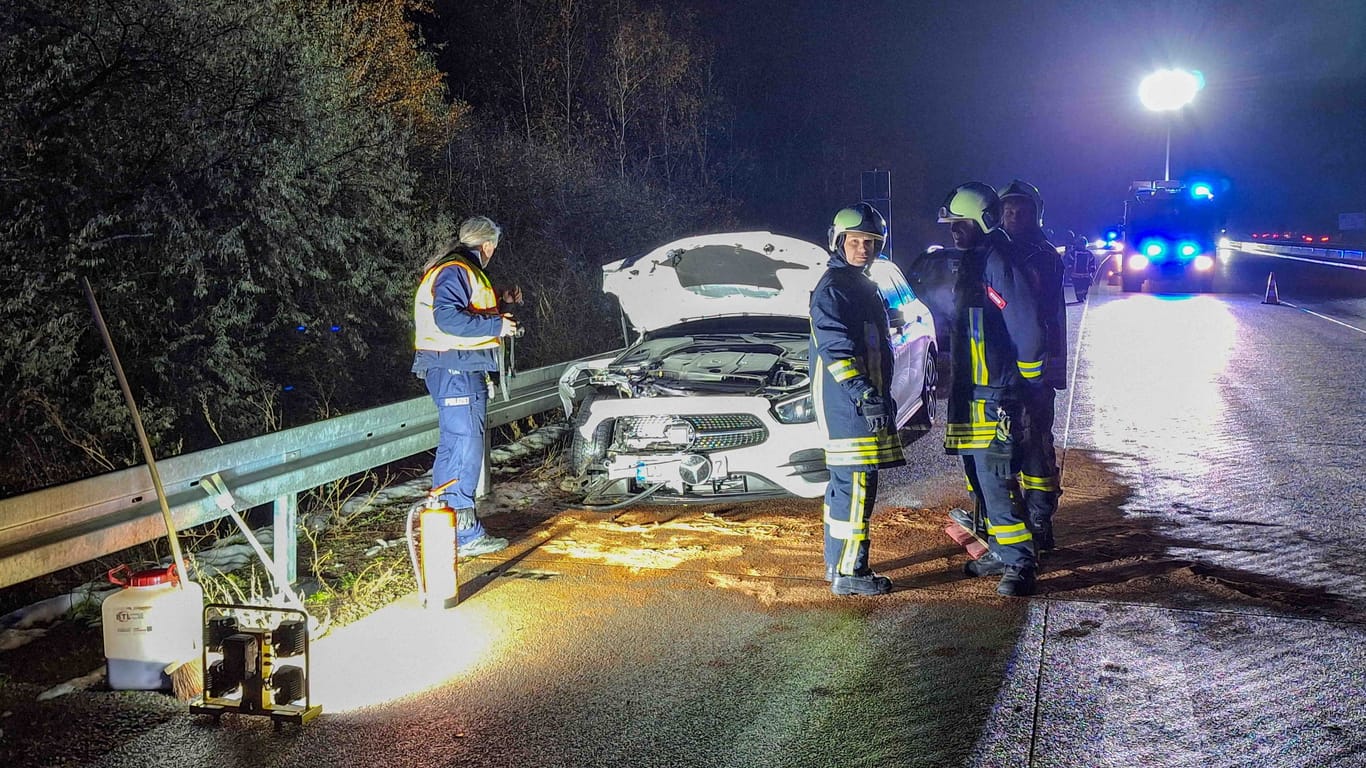 Crash zwischen dem Schkeuditzer Kreuz und Wiedemar auf der A9: Die beiden Autofahrer wurden vom Rettungsdienst untersucht.