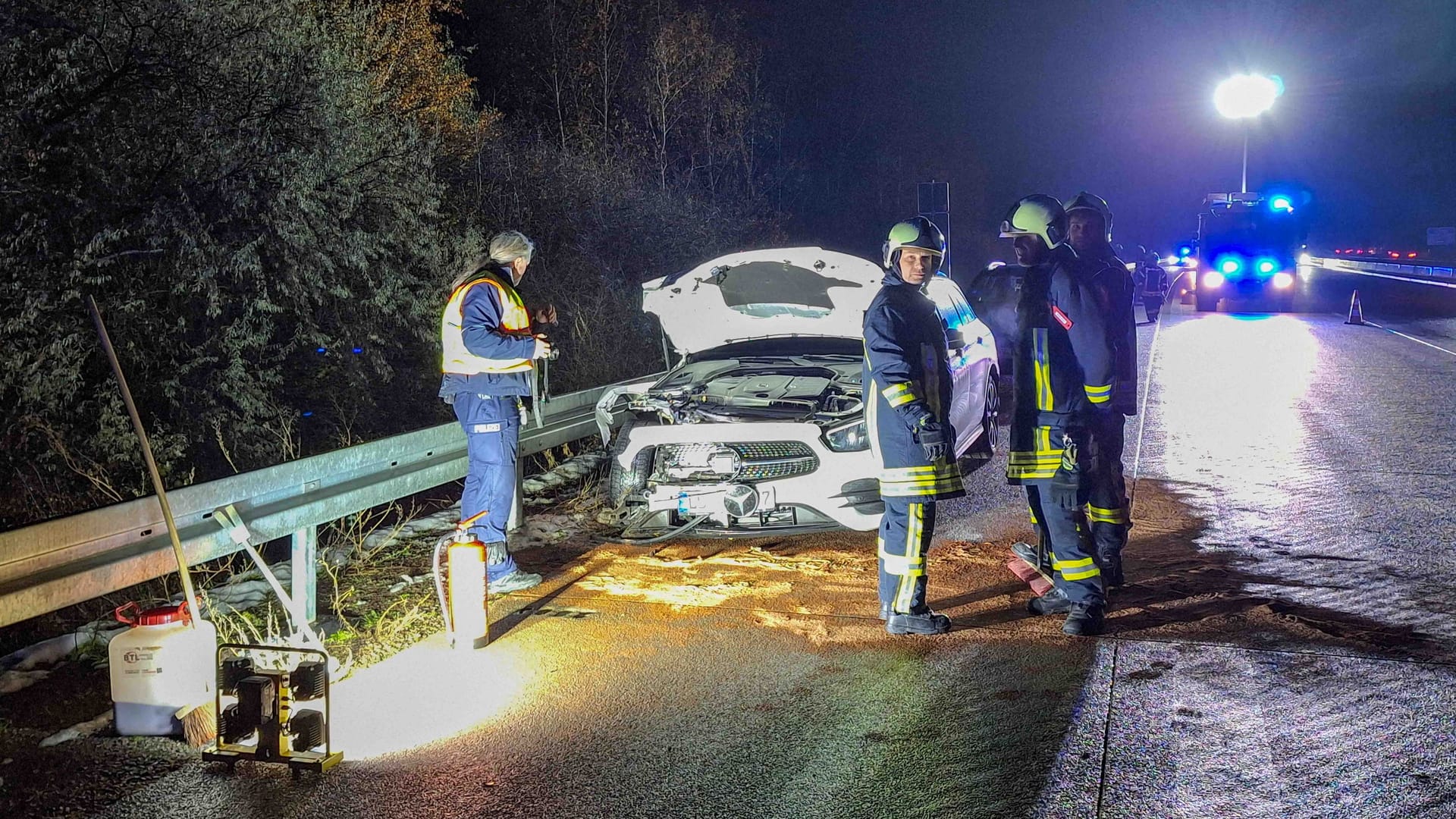 Crash zwischen dem Schkeuditzer Kreuz und Wiedemar auf der A9: Die beiden Autofahrer wurden vom Rettungsdienst untersucht. Crash zwischen dem Schkeuditzer Kreuz und Wiedemar auf der A9: Die beiden Autofahrer wurden vom Rettungsdienst untersucht.