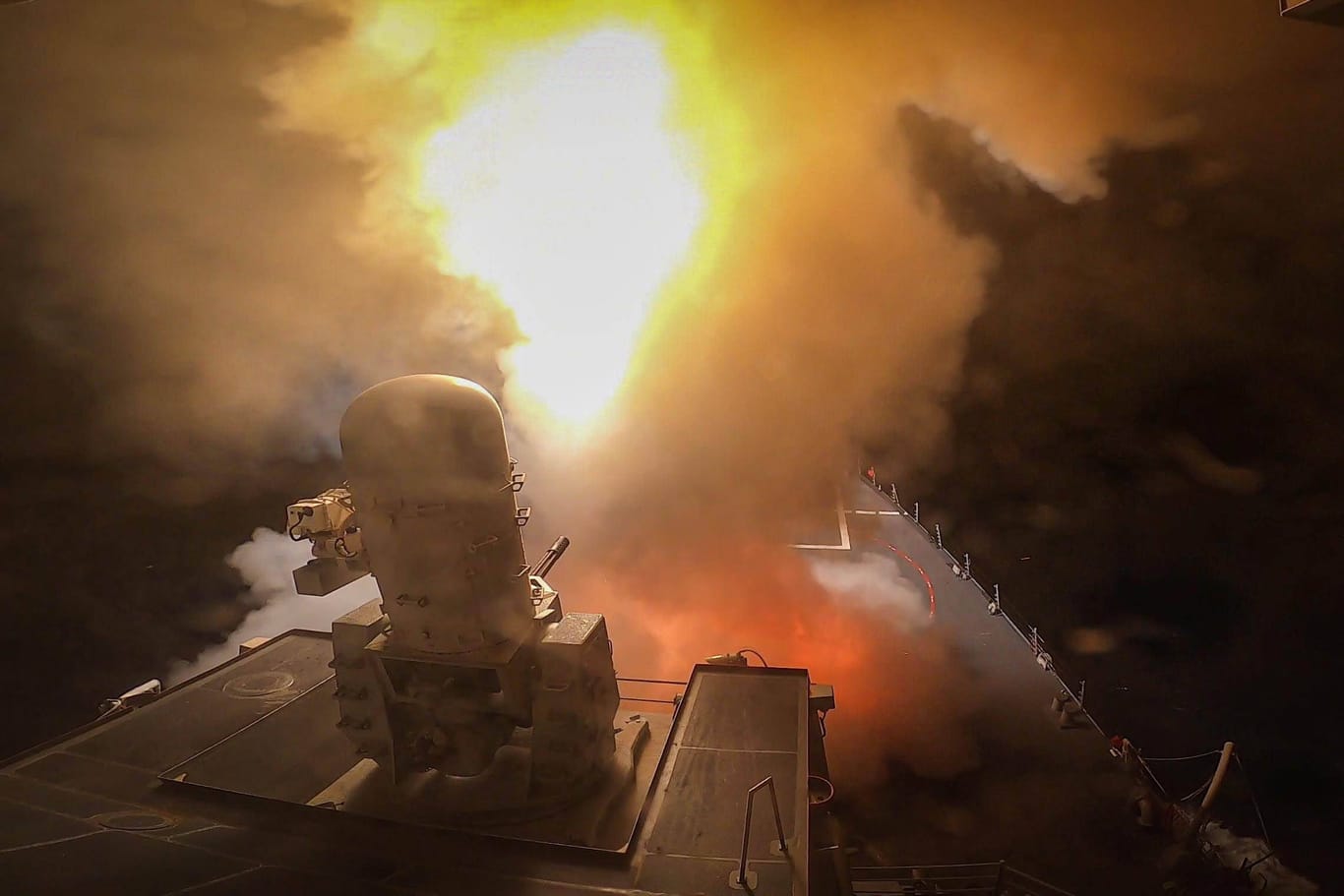 Die USS Carney kämpft gegen einen Angriff von Huthi-Rebellen im Roten Meer im Oktober.