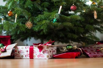 Geschenke liegen unter einem Weihnachtsbaum