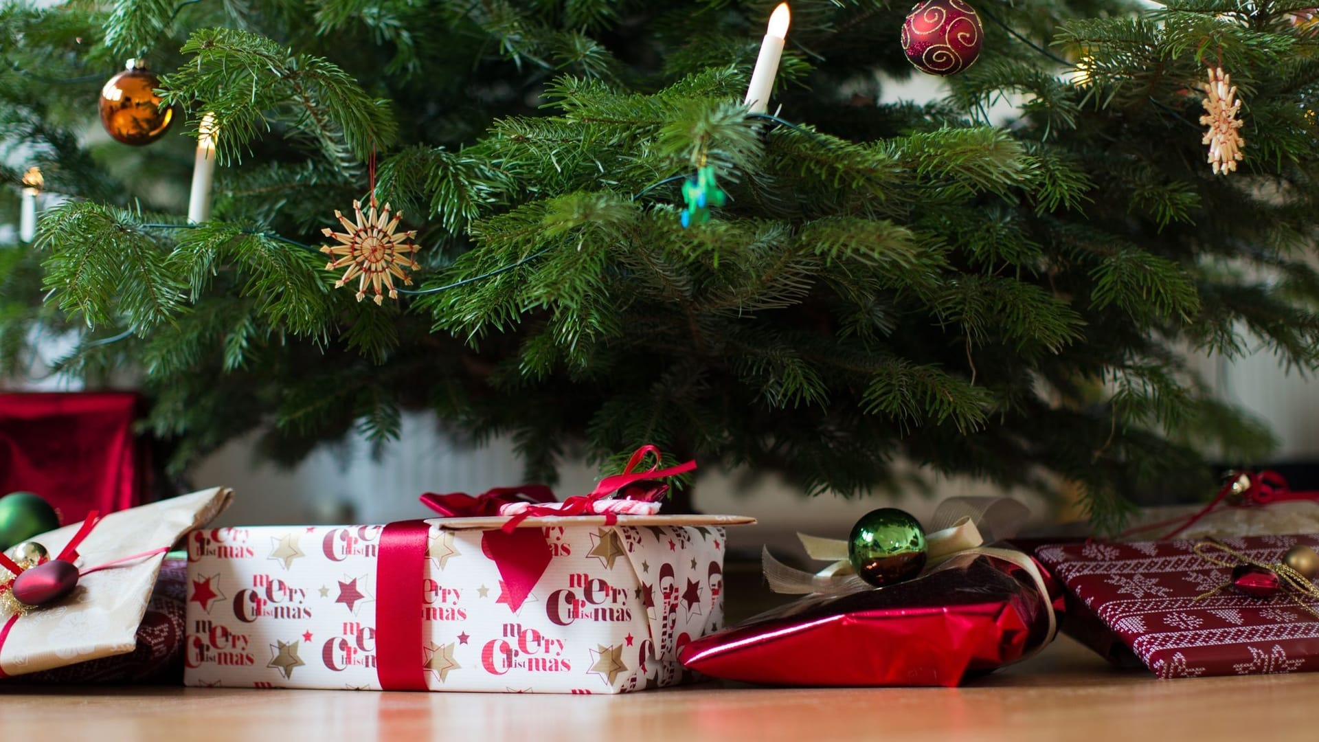 Geschenke liegen unter einem Weihnachtsbaum