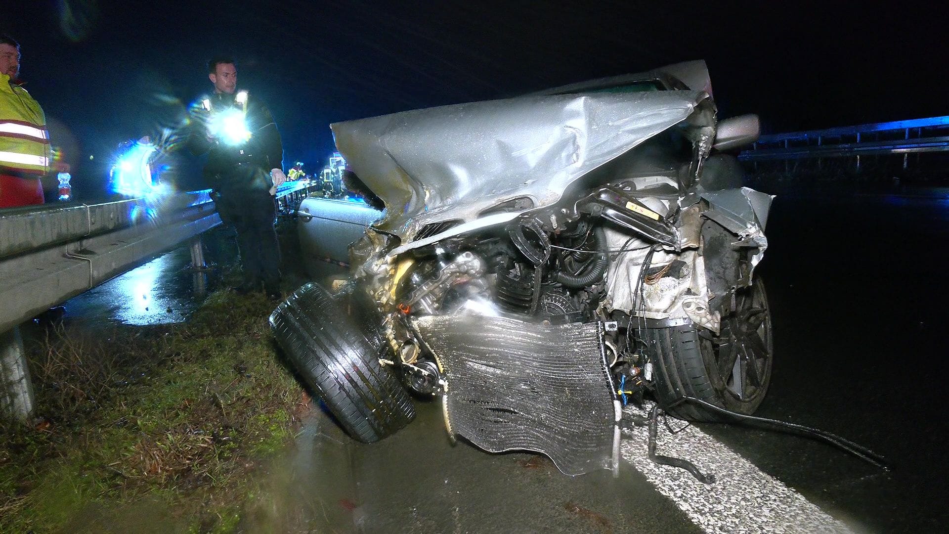 Bei einem schweren Unfall auf der A448 kam in der Nacht von Sonntag auf Montag ein 20-Jähriger zu Tode. Das Foto zeigt das komplett beschädigte Fahrzeug.