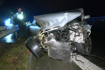 Bei einem schweren Unfall auf der A448 kam in der Nacht von Sonntag auf Montag ein 20-Jähriger zu Tode. Das Foto zeigt das komplett beschädigte Fahrzeug.