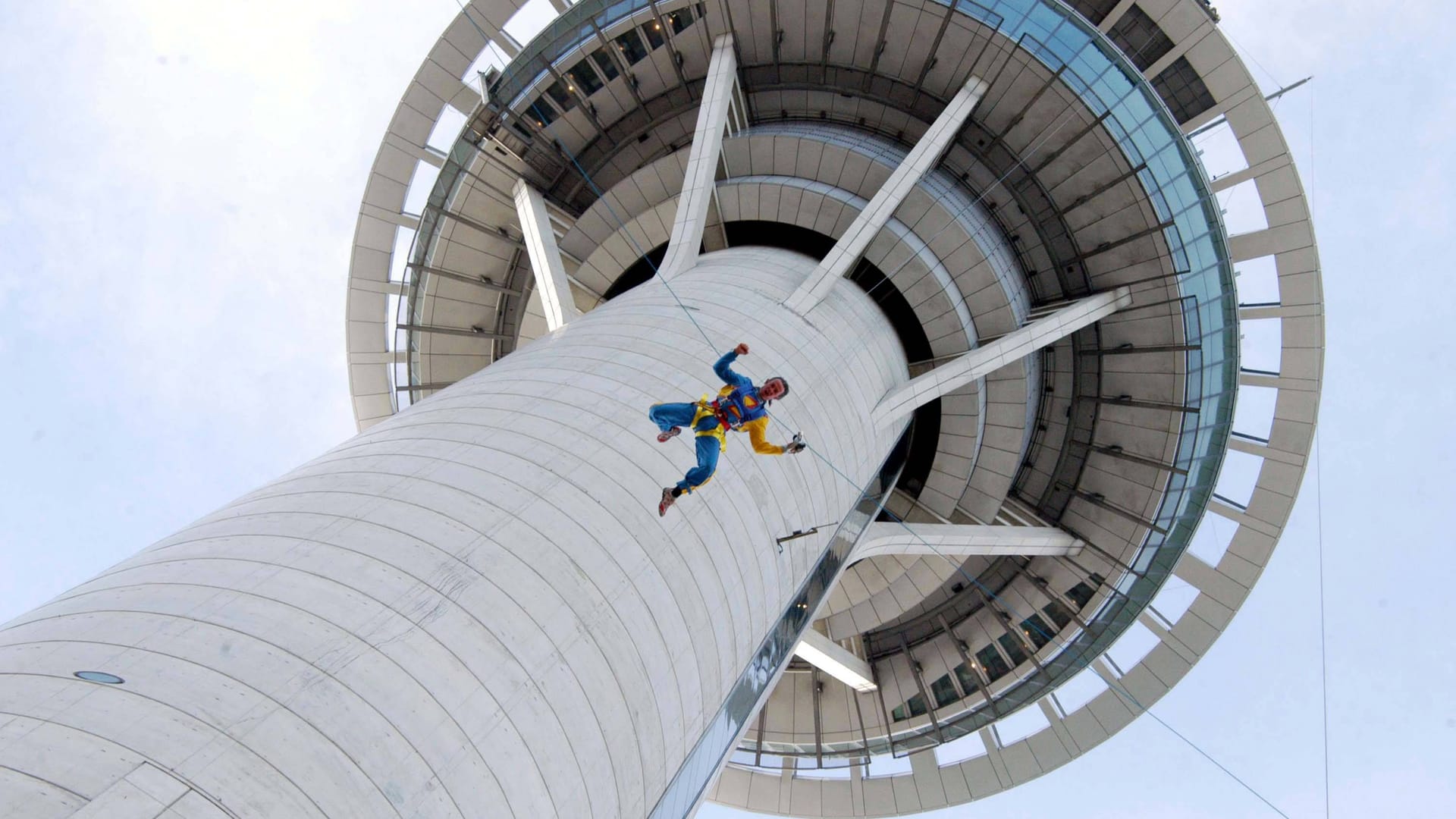 Mann am Macau Tower (Symbolbild): In China ist ein Mann nach einem Bungee-Jump gestorben.