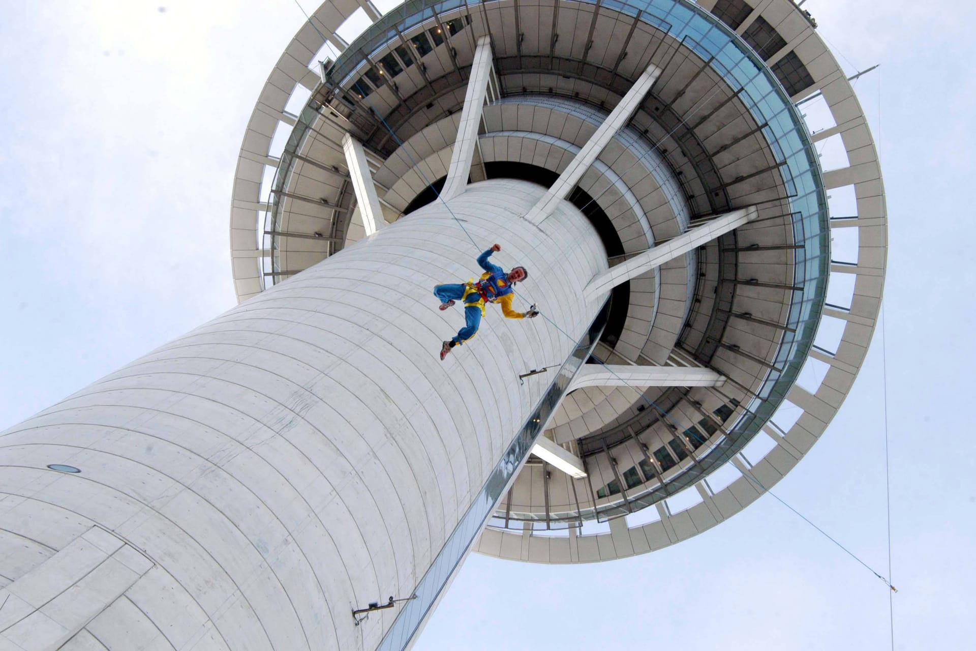 Mann am Macau Tower (Symbolbild): In China ist ein Mann nach einem Bungee-Jump gestorben.