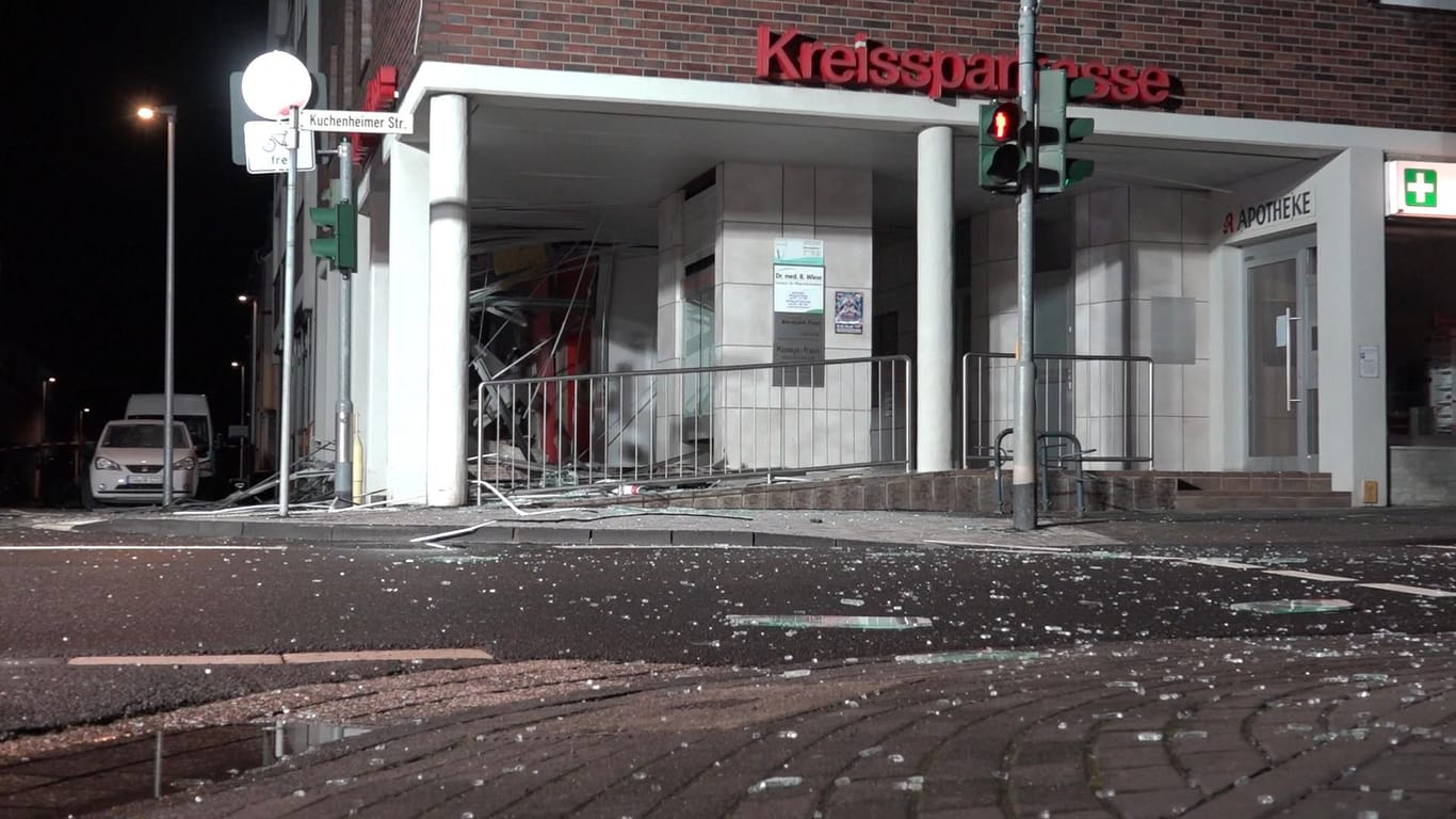 Tatort Bank: In Euskirchen-Kuchenheim sind in der Filiale der Kreissparkasse Euskirchen die Geldautomaten gesprengt worden.