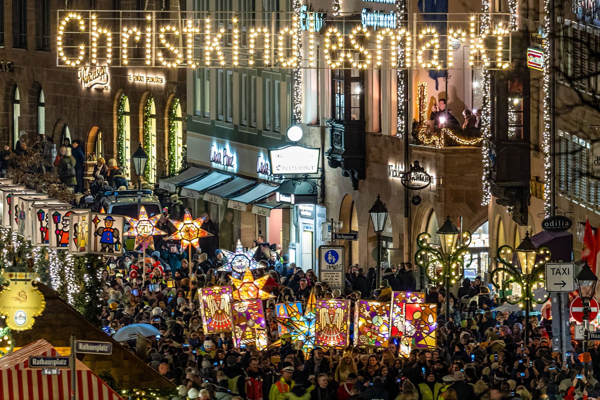 73. Lichterzug der Nürnberger Schulkinder: Rund 1.000 Kinder zogen, begleitet vom Nürnberger Christkind, mit selbst gebauten Laternen von der Kaiserstraße über die Fleischbrücke am Christkindlesmarkt.