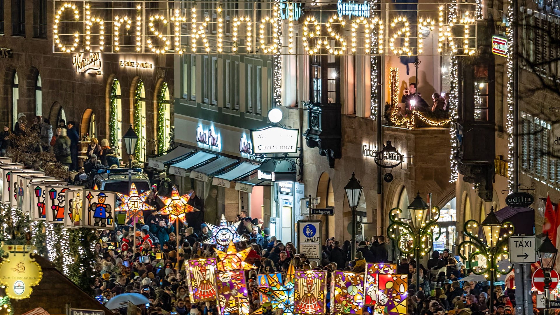 73. Lichterzug der Nürnberger Schulkinder: Rund 1.000 Kinder zogen, begleitet vom Nürnberger Christkind, mit selbst gebauten Laternen von der Kaiserstraße über die Fleischbrücke am Christkindlesmarkt.