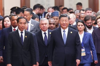 Der chinesische Präsident Xi Jinping und ausgewählte Staatsgäste beim Forum zur Neuen Seidenstraße: Im Oktober trafen sich Vertreter chinesischer Partnerländer in Peking, um das zehnjährige Bestehen des Projekts zu feiern.