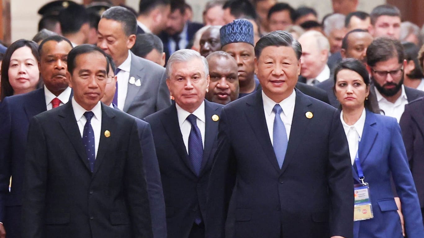 Der chinesische Präsident Xi Jinping und ausgewählte Staatsgäste beim Forum zur Neuen Seidenstraße: Im Oktober trafen sich Vertreter chinesischer Partnerländer in Peking, um das zehnjährige Bestehen des Projekts zu feiern.