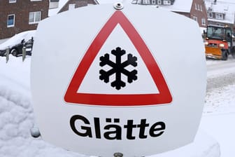 Schild mit Schneeflocke und Aufschrift Glätte (Symbolfoto): Am Freitag ist es in Mittelfranken noch einmal vereinzelt glatt auf den Straßen.