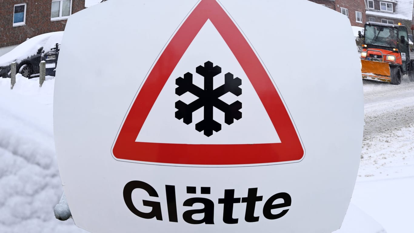 Schild mit Schneeflocke und Aufschrift Glätte (Symbolfoto): Am Freitag ist es in Mittelfranken noch einmal vereinzelt glatt auf den Straßen.