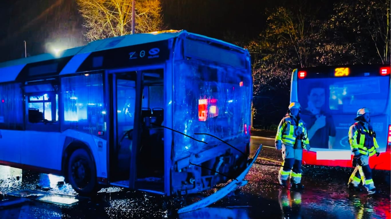Zweiter beschädigter Bus in Gladbeck: Die Verletzten wurden ins Krankenhaus gebracht.