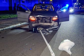 Der Mercedes fällte nach der Böller-Attacke eine Straßenlaterne: Der Fahrer und seine Beifahrerin erlitten ein Knalltrauma.