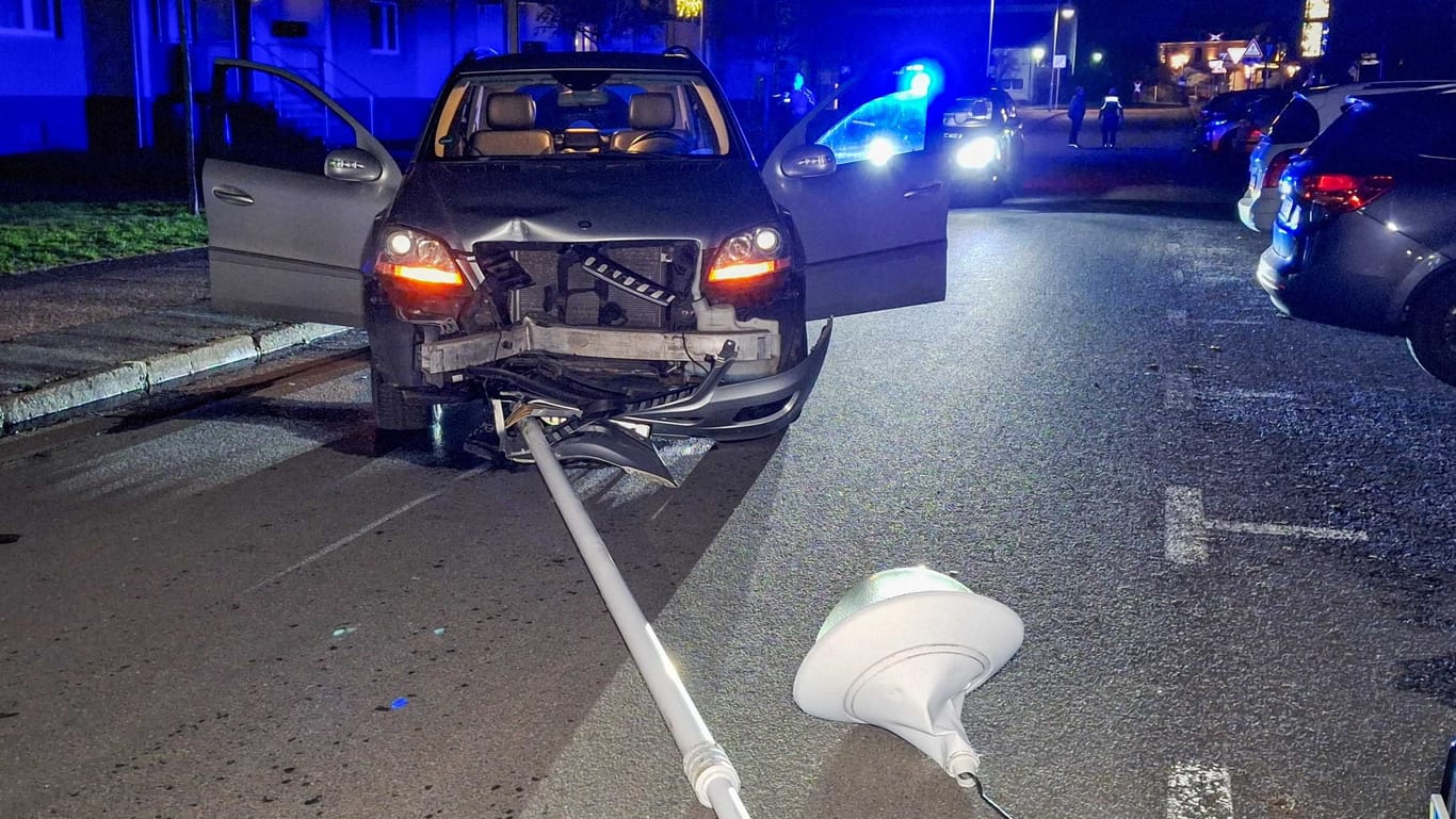 Der Mercedes fällte nach der Böller-Attacke eine Straßenlaterne: Der Fahrer und seine Beifahrerin erlitten ein Knalltrauma.