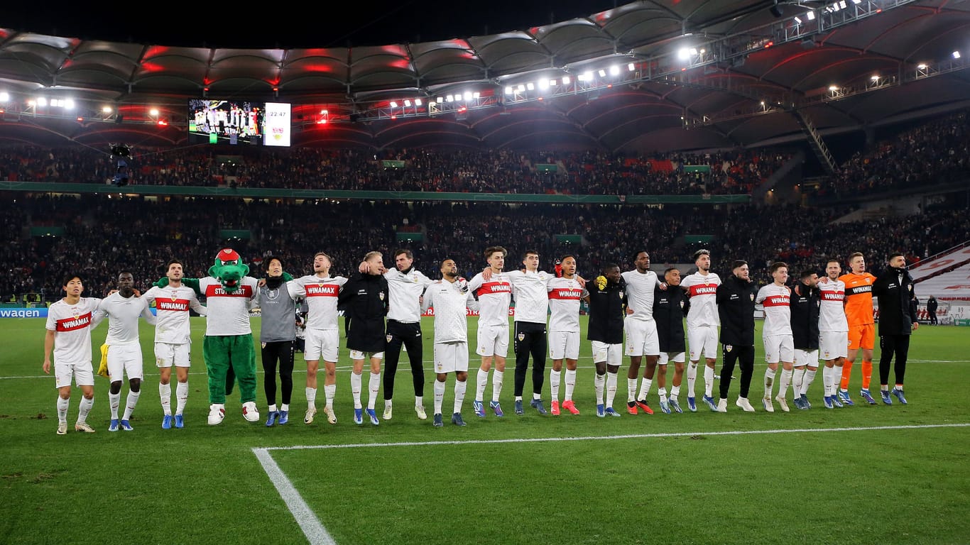 Die Mannschaft des VfB jubelt über den Einzug ins Pokal-Viertelfinale.