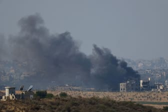 Rauch steigt über Gaza auf: Die israelische Armee hat eigenen Angaben zufolge 200 Ziele in Gaza attackiert.