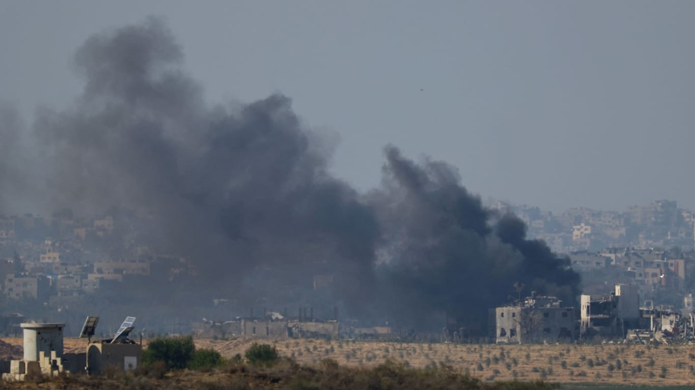 Rauch steigt über Gaza auf: Die israelische Armee hat eigenen Angaben zufolge 200 Ziele in Gaza attackiert. Rauch steigt über Gaza auf: Die israelische Armee hat eigenen Angaben zufolge 200 Ziele in Gaza attackiert.