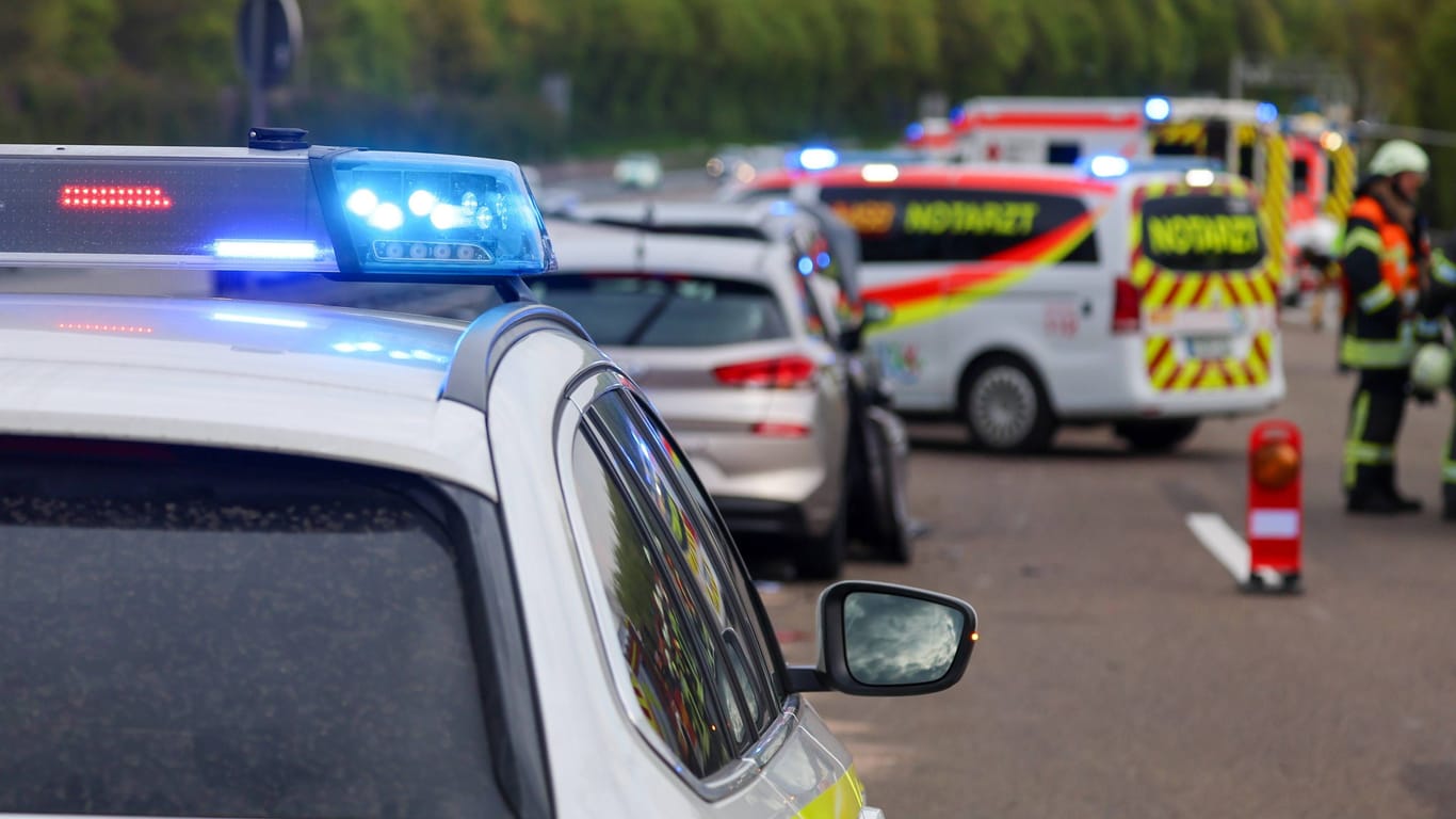 Rettungseinsatz in Hessen (Symbolfoto): Die Polizei sucht den Fahrer, der nach einem Unfall auf der A67 einfach floh.