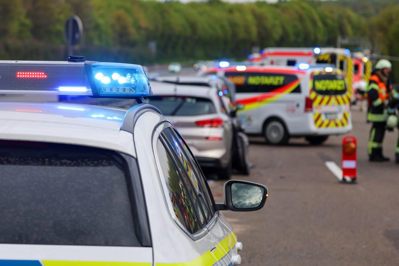 Rettungseinsatz in Hessen (Symbolfoto): Die Polizei sucht den Fahrer, der nach einem Unfall auf der A67 einfach floh.