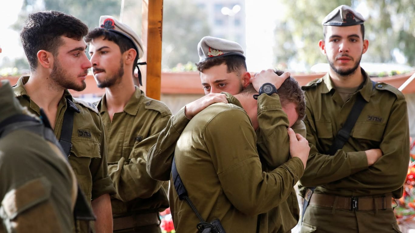 Israelische Soldaten trauern um einen gefallenen Kameraden: Der Gaza-Krieg fordert auch von Israel hohe Verluste.