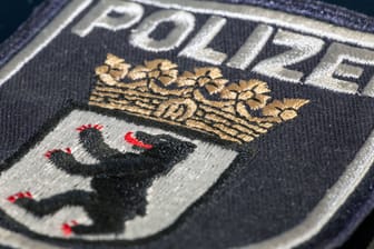 Nahaufnahme des Wappens der Polizei Berlin