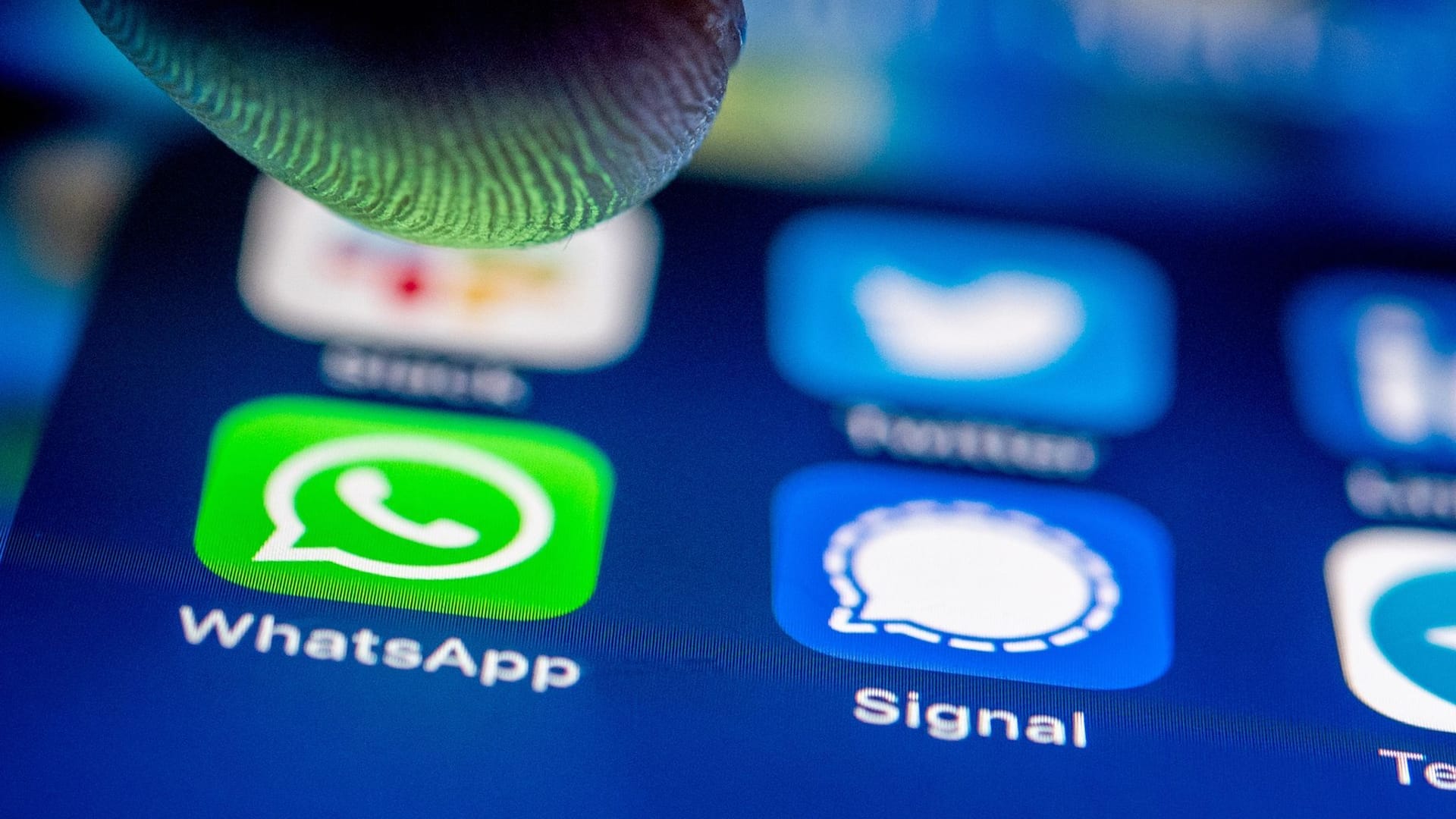 Blick auf ein Smartphone mit der Whatsapp-App