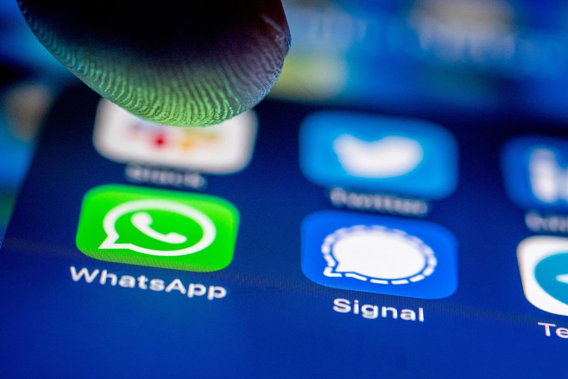 Blick auf ein Smartphone mit der Whatsapp-App