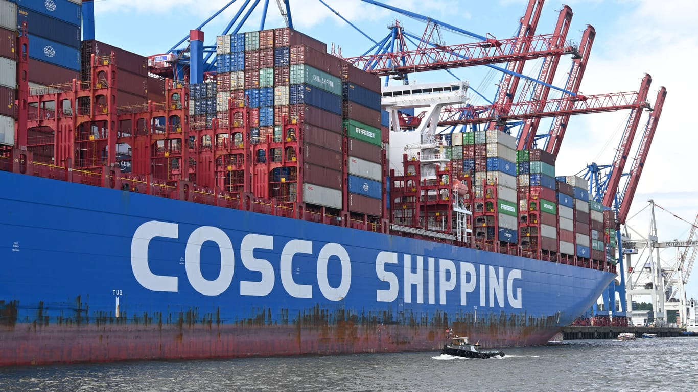Ein Containerschiff von Cosco am HHLA Container-Terminal Tollerort: Verdi warnt vor Sozialdumping im Hamburger Hafen.
