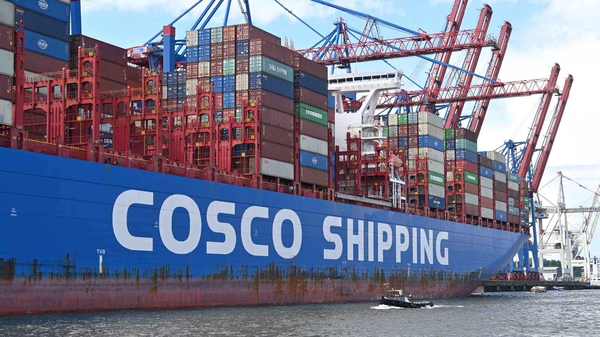 Ein Containerschiff von Cosco am HHLA Container-Terminal Tollerort: Verdi warnt vor Sozialdumping im Hamburger Hafen. Ein Containerschiff von Cosco am HHLA Container-Terminal Tollerort: Verdi warnt vor Sozialdumping im Hamburger Hafen.