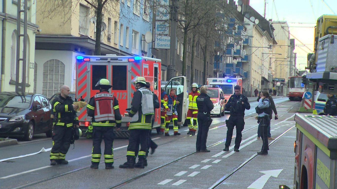 Feuerwehrleute und Sanitäter auf der Evinger Straße: Für einen Menschen in Dortmund kam am zweiten Weihnachtstag jede Hilfe zu spät.