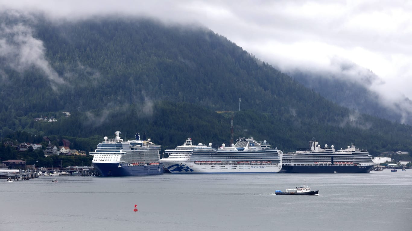 Ketchikan, Alaska: Drei Kreuzfahrtschiffe liegen am Hafen an.