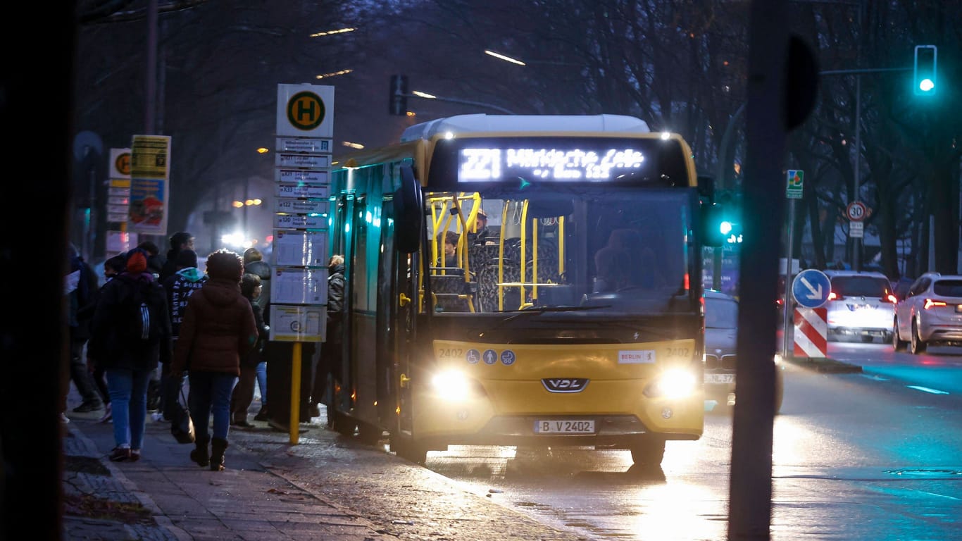 Bus der BVG wartet auf Reisende (Symbolfoto): Das Mitfahren wird im neuen Jahr teurer.
