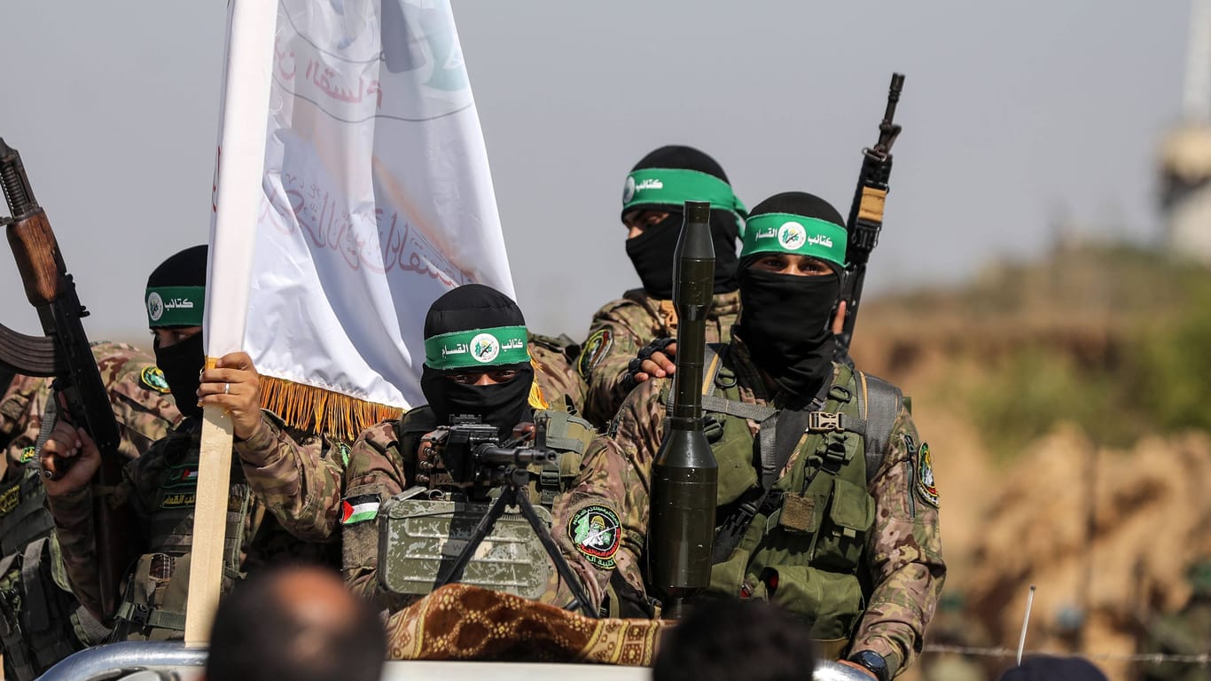 Hamas Terroristen auf einem Pickup-Truck (Archivbild): Laut Israel haben viele Angehörige der Organisation kapituliert.