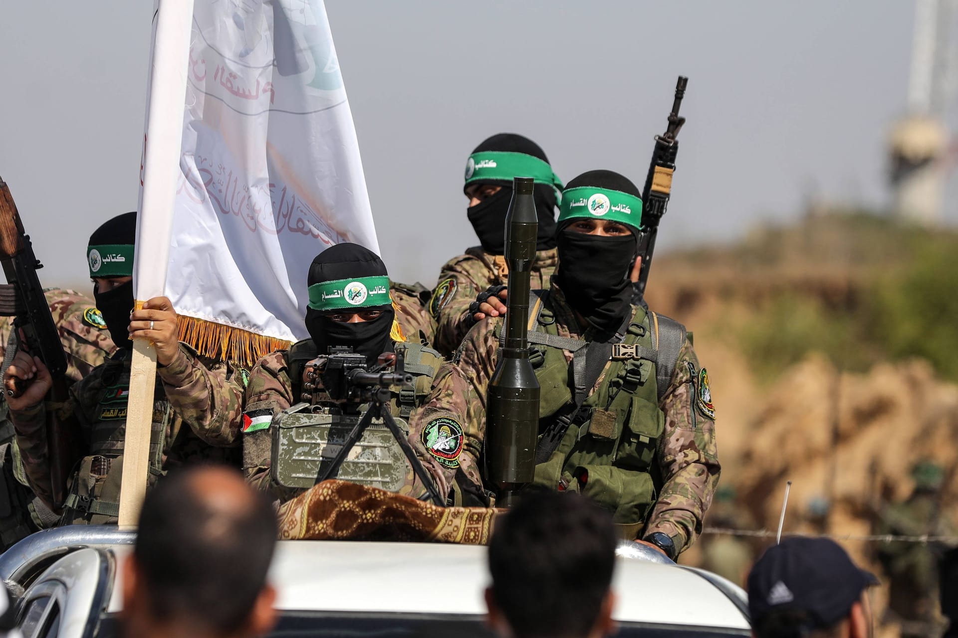 Hamas Terroristen auf einem Pickup-Truck (Archivbild): Laut Israel haben viele Angehörige der Organisation kapituliert.