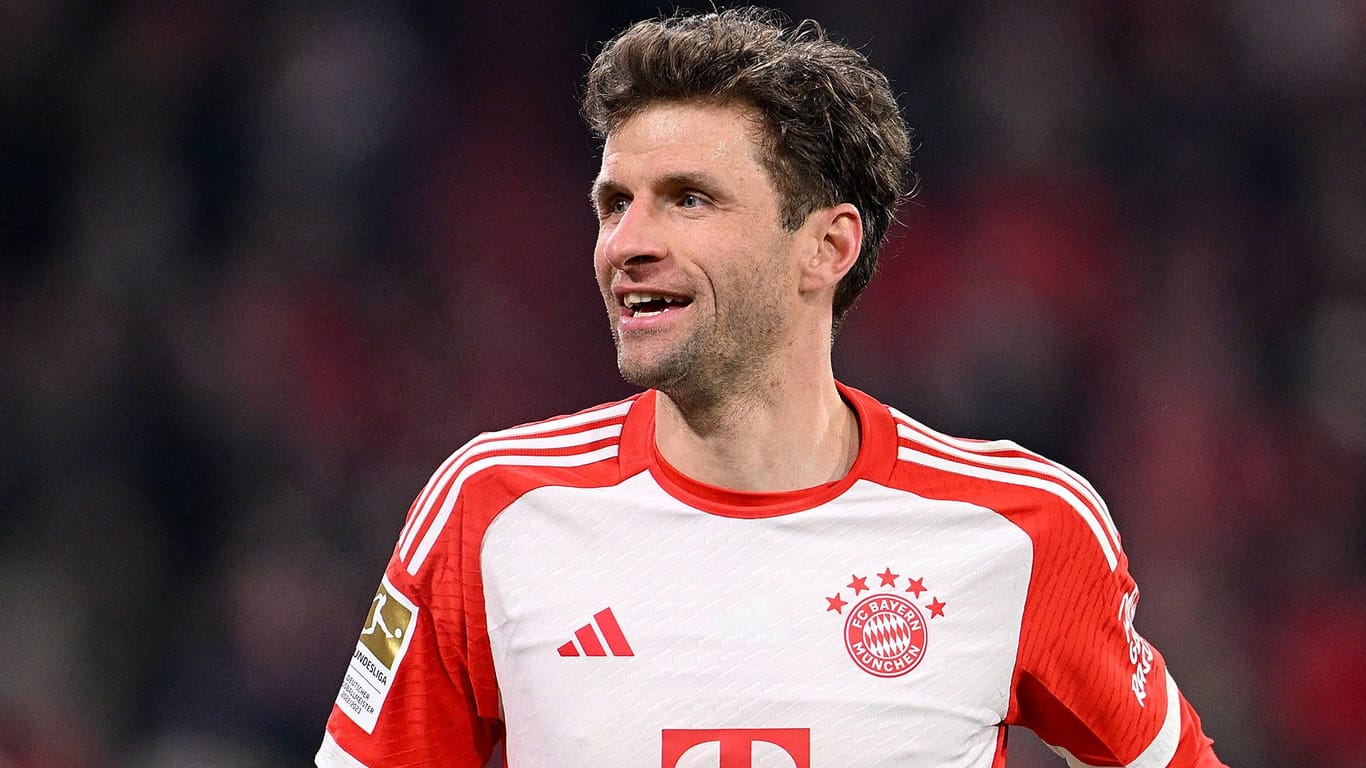 Aktuell in Rot-Weiß: Thomas Müller im Bayern-Trikot der Saison 2023/24.