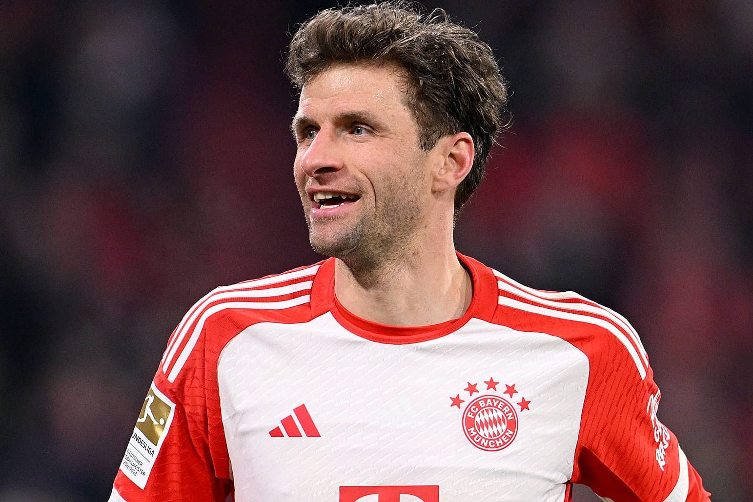 Aktuell in Rot-Weiß: Thomas Müller im Bayern-Trikot der Saison 2023/24.