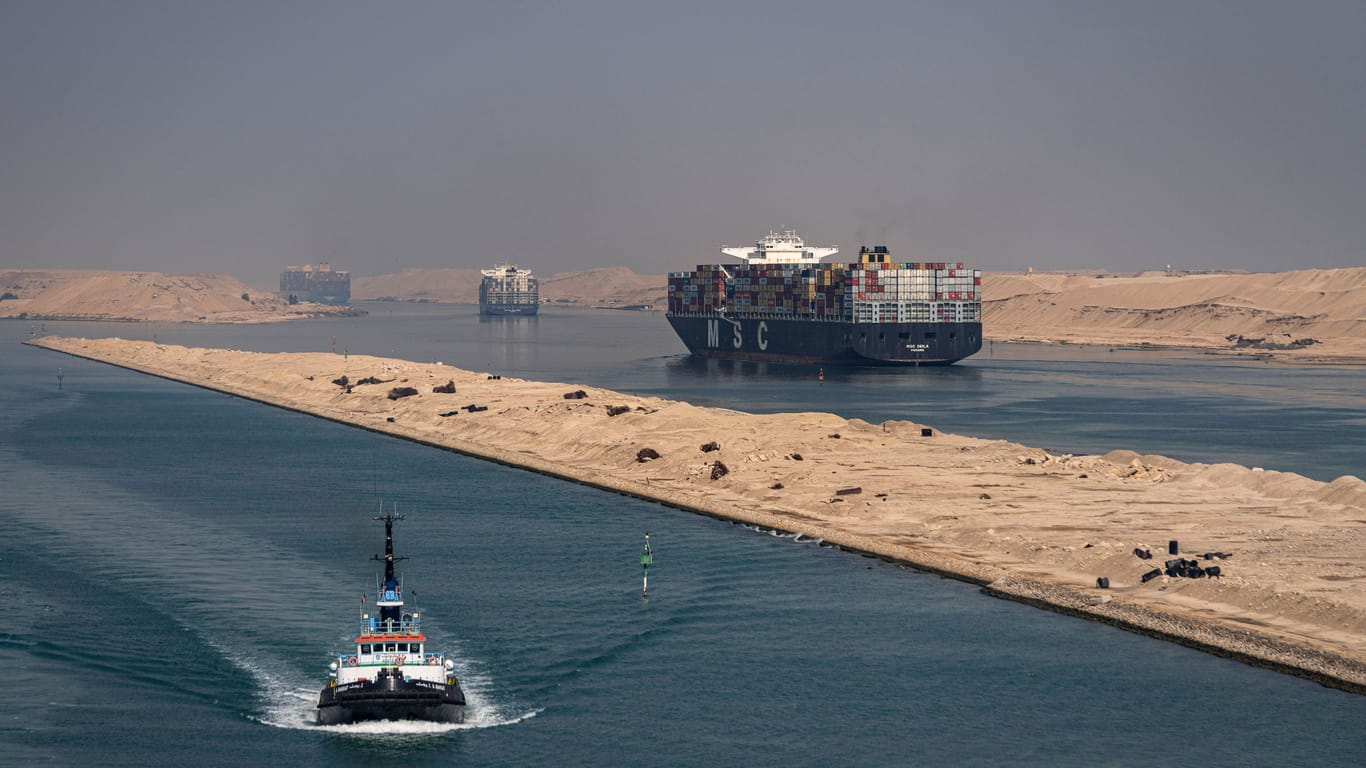 Schiffe im Suezkanal: Hier ist man umgeben von Wüste.