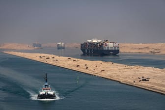 Schiffe im Suezkanal: Hier ist man umgeben von Wüste.