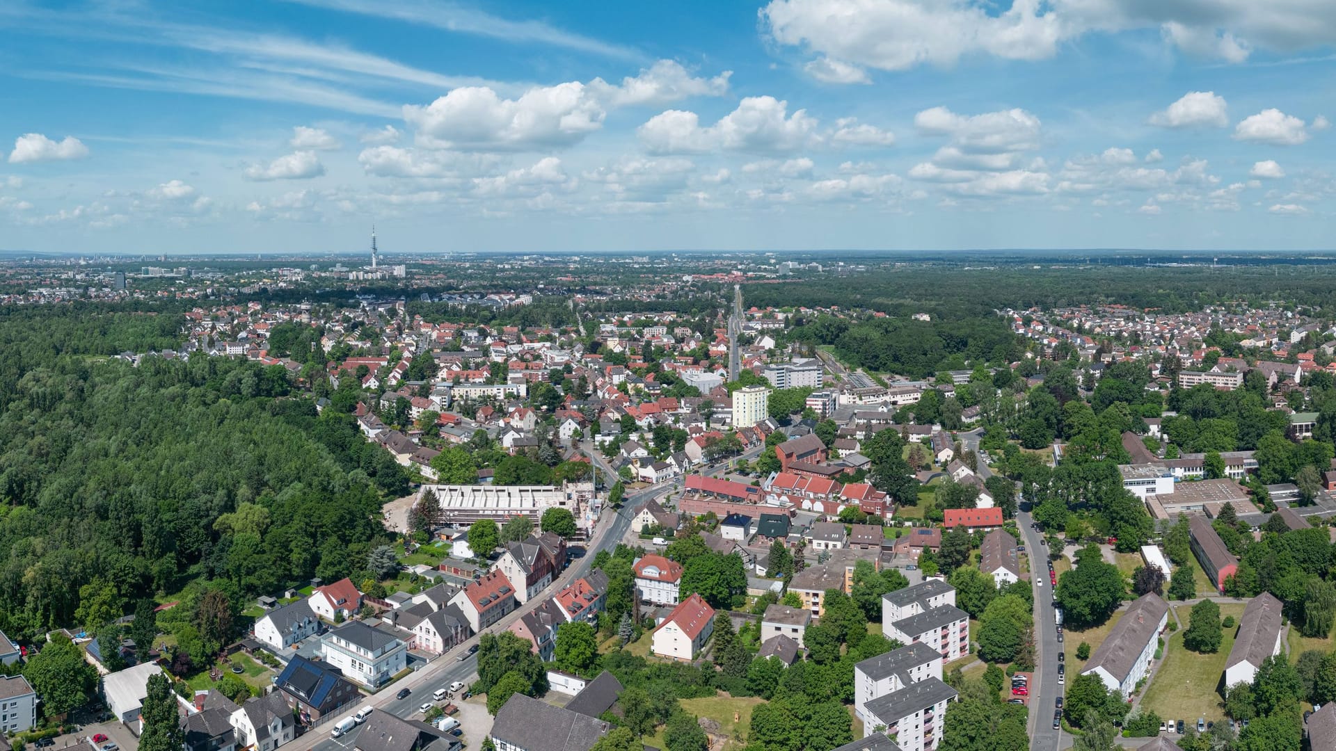 Luftaufnahme von Hannover: In dieser Stadt kommen sogar Surfer auf ihre Kosten.