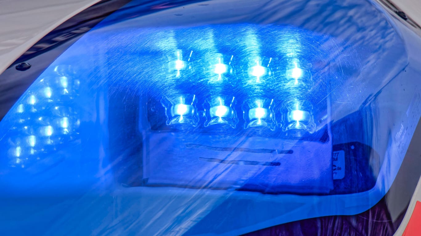 Einsatzfahrt mit Blaulicht (Symbolbild): Ein 42-Jährige randaliert in einem Zug in Richtung Rottweil.