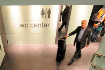 Bahnhofstoilette (Symbolbild): Ein Paar in Bielefeld nutzte das WC kurzerhand als Liebesnest.