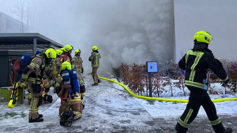 Einsatzkräfte der Feuerwehr löschen einen Brand in einem Wohnhaus in Berlin-Hellersdorf Einsatzkräfte der Feuerwehr löschen einen Brand in einem Wohnhaus in Berlin-Hellersdorf